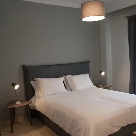 Stylish Zoi's Next To Helexpo, White Tower Apartment
