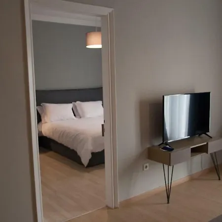 Stylish Zoi's Next To Helexpo, White Tower Apartment